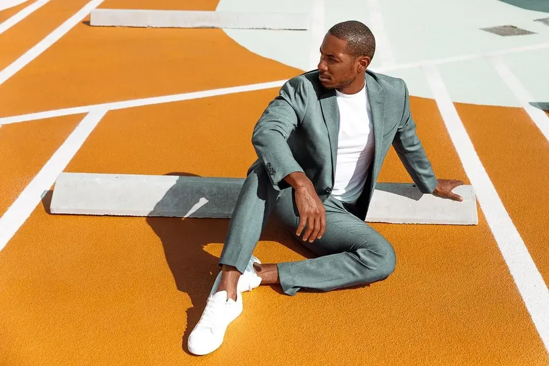 Read more about the article The Definitive Guide to Wearing a Suit with Sneakers